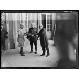 Mr Sharp remet au maréchal Joffre une feuille de chêne en or ciselé offerte par la ville de New-York. [légende d'origine]