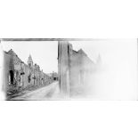 Une rue de Sassy incendiée. [légende d'origine]