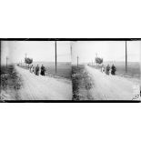 Vendières, évacués revenant au village. [légende d'origine]