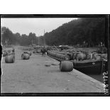 Gare de Béziers. Hérault. Les quais maritimes et les péniches militaires. [légende d'origine]