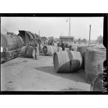Gare de Béziers. Hérault. Docks vinicoles de l'Armée. Pompes de transvasement en action. [légende d'origine]