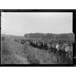 Gare de Béziers. Hérault. Docks vinicoles de l'Armée. Les wagons foudres dans l'attente de leur tour de départ au front. [légende d'origine]