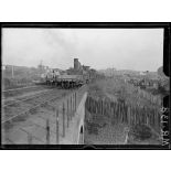 Gare de Béziers. Hérault. Docks vinicoles de l'Armée. Le train de vin en partance pour le front. [légende d'origine]