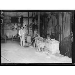 Béziers. Hérault. Les vendanges : le vin de la guerre. Les moteurs d'écraseurs. [légende d'origine]