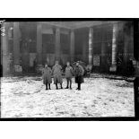 Des reporters du SPCA au Palais-Royal. [légende d'origine]