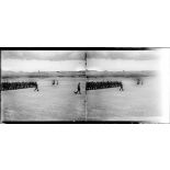 Le général Hamelin passe les troupes en revue. [légende d'origine]