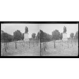 Reims (Marne). La statue du maréchal Drouet d'Erlon au milieu des fils barbelés. [légende d'origine]