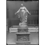 Front Nord, Somme, Amiens, la cathédrale, Vierge en bois doré. [légende d'origine]