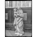 Front Nord, Pas-de-Calais, église de Saint-Omer, statue marbre. [légende d'origine]