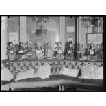 Paris, ouvroir de l'ancienne abbaye de Thélème, 1 place Pigalle. Poupées confectionnées par les femmes attachées à l'ouvroir. [légende d'origine]