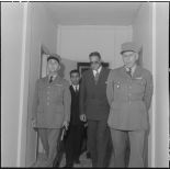 Birkadem. Les généraux Vezinet et Dunoyer de Segonzac, et monsieur Borderie, maire de Birkadem, visitant les bureaux du Foyer sportif.