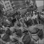 Le général Gambiez et le colonel Sobra passent en revue le détachement rendant les honneurs.