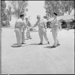 Les autorités militaires se saluent, au stade des Tagarins.