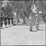 Le général Gambiez passe en revue un détachement du 9e zouave au stade des Tagarins.