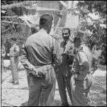Le général Gambiez, le député d'Alger Kaouah et le colonel Sobra discutent entre eux.