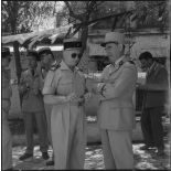 Discussion entre les officiers.