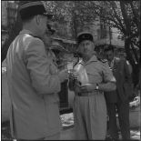 Diverses personnalités, au cours de la cérémonie traditionnelle du méchoui.