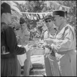 Diverses personnalités, mangeant le méchoui préparé par la 4e compagnie du 9e zouave.