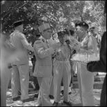 Diverses personnalités, mangeant le méchoui préparé par la 4e compagnie du 9e zouave.