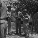 Le général Gambiez, le député d'Alger Kaouah et le colonel Sobra discutent entre eux.