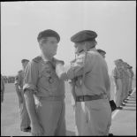 Remise de décorations au cours de la cérémonie.