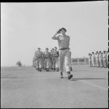 Défilé des troupes présidé par la musique de garnison.