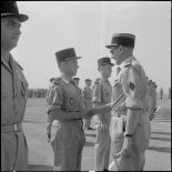 Remise de décorations au cours de la cérémonie.