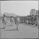 Le général Moullet passe en revue les troupes du 12e bataillon d'infanterie (B.I.).