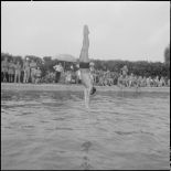 Epreuve de plongeon, opposant deux adjudants.