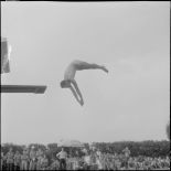 Epreuve de plongeon, opposant deux adjudants.