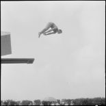 Epreuve de plongeon, opposant deux adjudants.