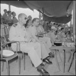 Vue partielle de la tribune officielle.