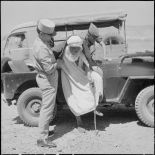 Le chef de la SAS (section administrative spécialisée) transporte un malade.