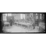 Moisselles (Seine-et-Oise). A l'hôpital musulman. Le cours de français. [légende d'origine]