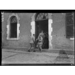 Troupes polonaises. Domfront. Distribution du pain. [légende d'origine]