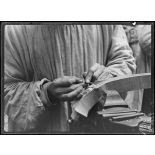 Paris. Rééducation des mutilés. La sculpture sur bois. Manoeuvre du riflori de la main droite. [légende d'origine]