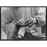 Paris. Rééducation des mutilés. La sculpture sur bois. Manoeuvre du riflori de la main gauche. [légende d'origine]