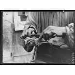 Paris. Rééducation des mutilés. La sculpture sur bois. Manoeuvre du tarabiscot de la main gauche. [légende d'origine]