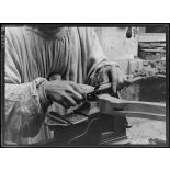 Paris. Rééducation des mutilés. La sculpture sur bois. Manoeuvre du tarabiscot de la main droite. [légende d'origine]