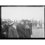 Le roi de Grèce à Salonique. A l'attente, le grand rabbin, le moufti, le métropolite. [légende d'origine]