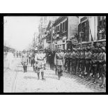 Le roi de Grèce à Salonique. Le roi, suivi du général Franchet d'Espèrey, des généraux Danglis, Coraccos, Milne, du voïvod Michich, M. Adossides, passe la revue des troupes. [légende d'origine]