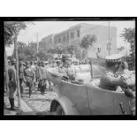 Le roi de Grèce à Salonique. Le roi rentre à la résidence de l'avenue de la reine Olga. [légende d'origine]