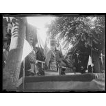 Le roi de Grèce à Salonique. Le roi dans la tribune attend le commencement de la revue. [légende d'origine]