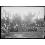 Le roi de Grèce à Salonique. La tribune d'honneur : le roi, le général Franchet d'Espèrey, le Gouverneur général Adossides pendant le défilé. [légende d'origine]