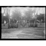 Le roi de Grèce à Salonique. La tribune d'honneur : le roi, le général Franchet d'Espèrey, le Gouverneur général Adossides pendant le défilé. [légende d'origine]