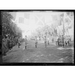 Le roi de Grèce à Salonique. Remise de décorations. Derrière la tête du porte-drapeau, on aperçoit la tête du général Gérôme fait commandeur de la légion d'honneur. [légende d'origine]