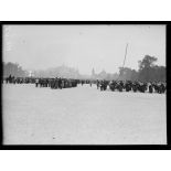 Remise de drapeaux aux Invalides aux régiments d'infanterie territoriale (230e-237e RIT). Vue générale, musique et décorés. [légende d'origine]