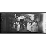 CRP, gare de la Chapelle. Les blessés traversant le hall. [légende d'origine]