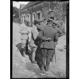 [Un commandant et un capitaine en conversation avec des correspondants de guerre.]