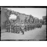 [Le 14 juillet à Lagny : murs décorés de feuillages pour la fête nationale.]